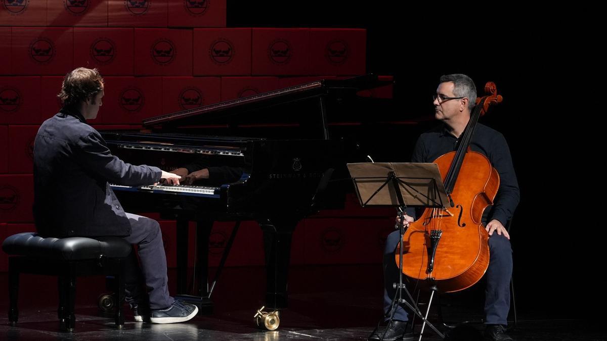 Antonio Garamendi al piano y Pedro Martínez al cello, han sido los encargados de amenizar el acto