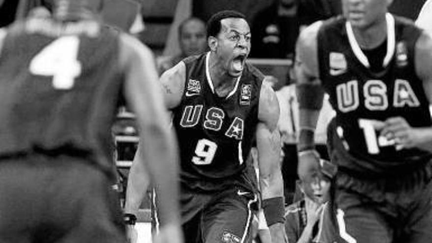 Iguodala celebra una de sus espectaculares canastas ayer.