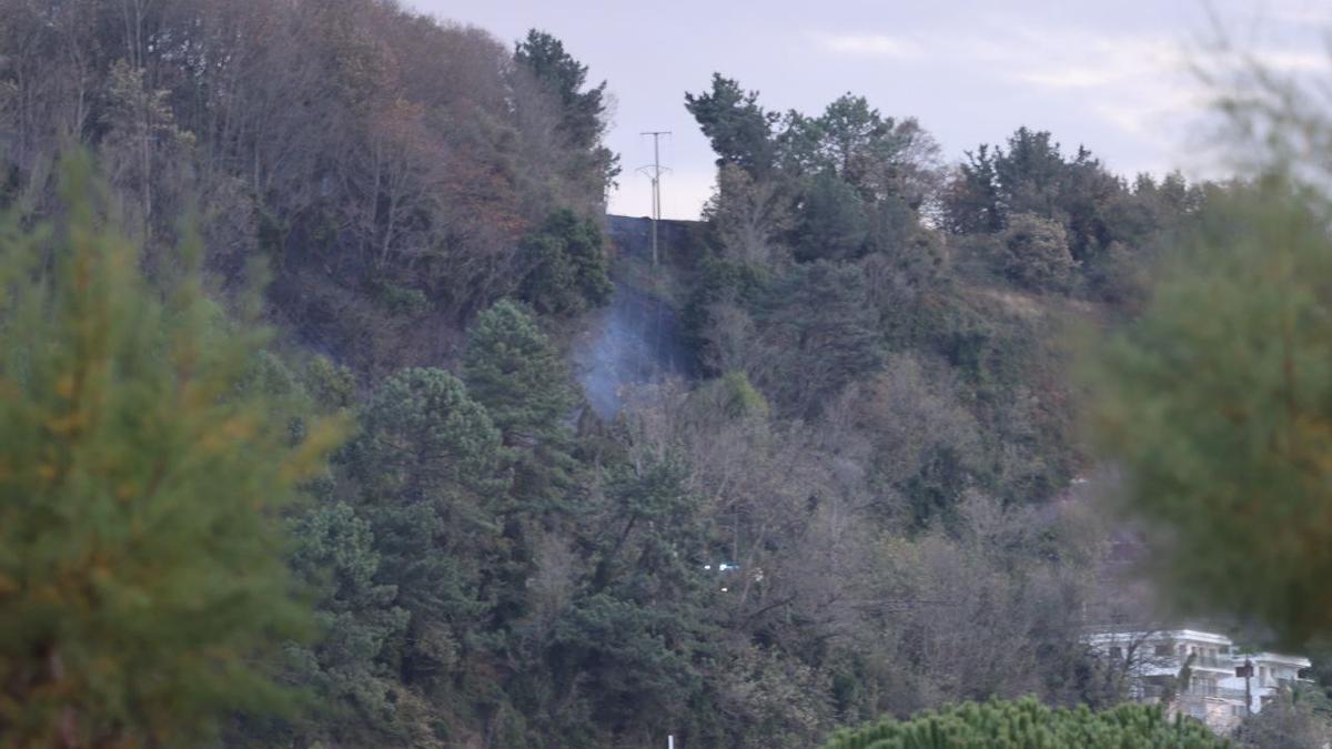 Humo tras controlar el incendio en la ladera de Jaizkibel (Hondarribia)