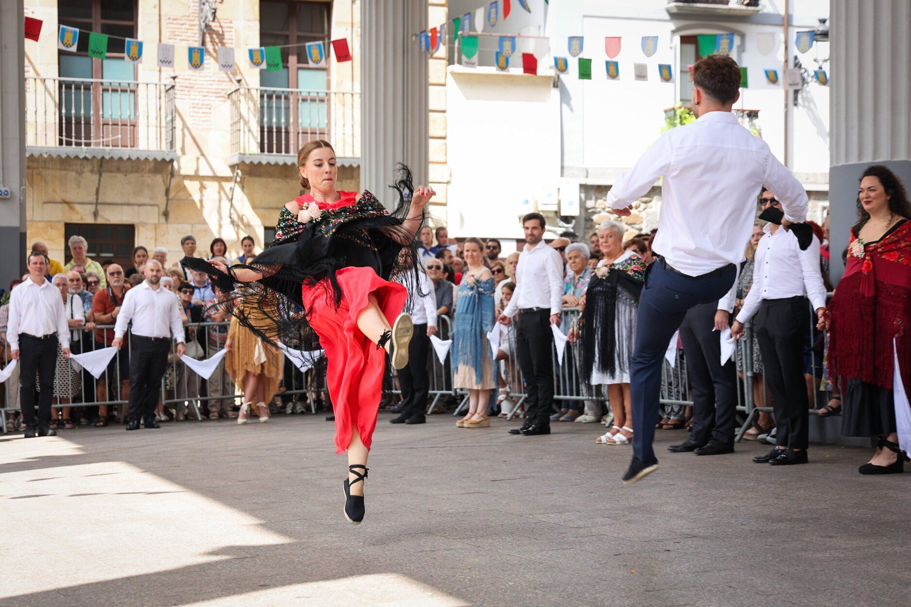 Emoción en Ordizia con el baile de los Santaneros