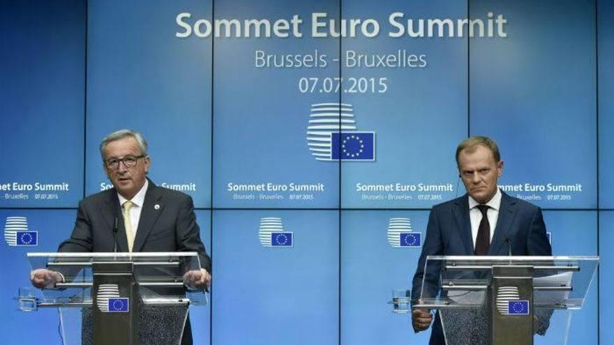 El presidente de la Comisión Europe, Jean Claude Juncker y el presidente del Consejo Europeo, Donald Tusck en la rueda de prensa tras la cumbre de la Eurozona.