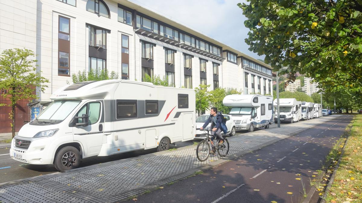 Autocaravanas frente al Campus de la EHU.