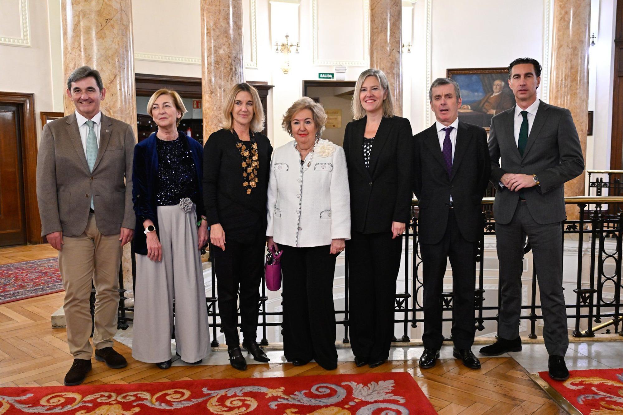 Ager Izagirre, Milagros Gullón, Maite Aranzabal; la presidenta de Mujer Siglo XXI, Camen Miral; Ana Otadui, Vicente del Arenal y Xabier Ochandiano.