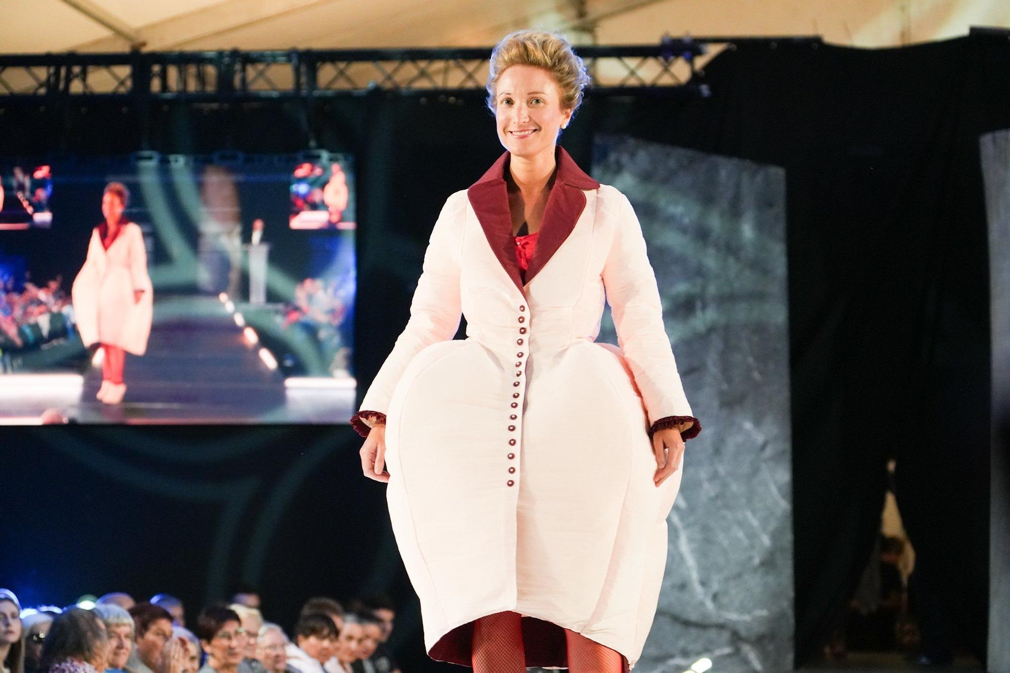 En imágenes: así ha sido el desfile de Vestidos de Papel de Güeñes