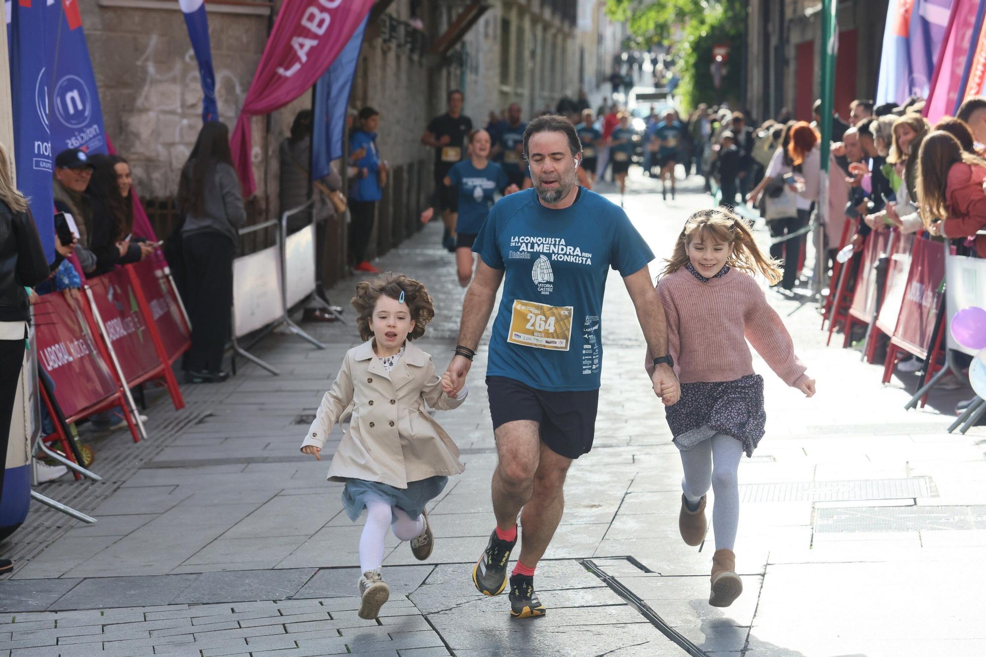 En imágenes: Miles de personas participan en La Conquista de la Almendra