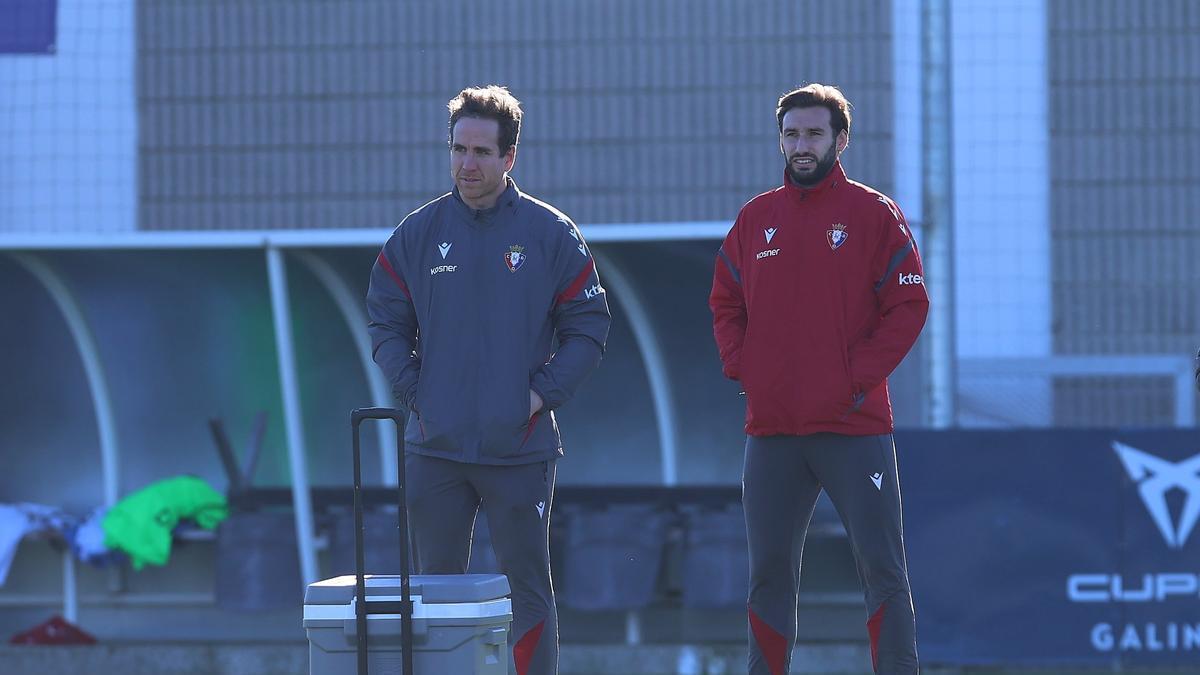 Jon Moncayola, bien abrigado, observa desde la distancia el trabajo de sus compañeros durante el entrenamiento.