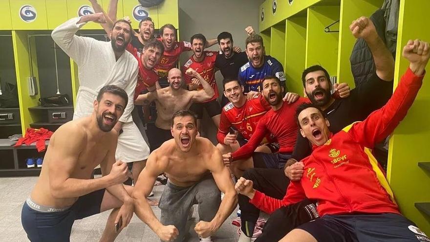 Los &#039;Hispanos&#039;, celebrando el viernes la victoria ante Dinamarca.