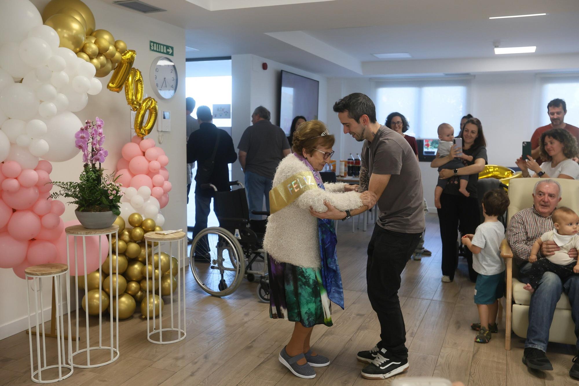 En imágenes: María Purificación López de Viñaspre celebra un siglo de vida rodeada de familiares, amigos y personal en la residencia Betania Garden