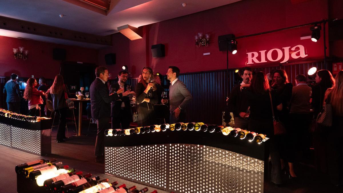 Invitados disfrutando del evento del Centenario de DOCa Rioja en Cines Callao de Madrid