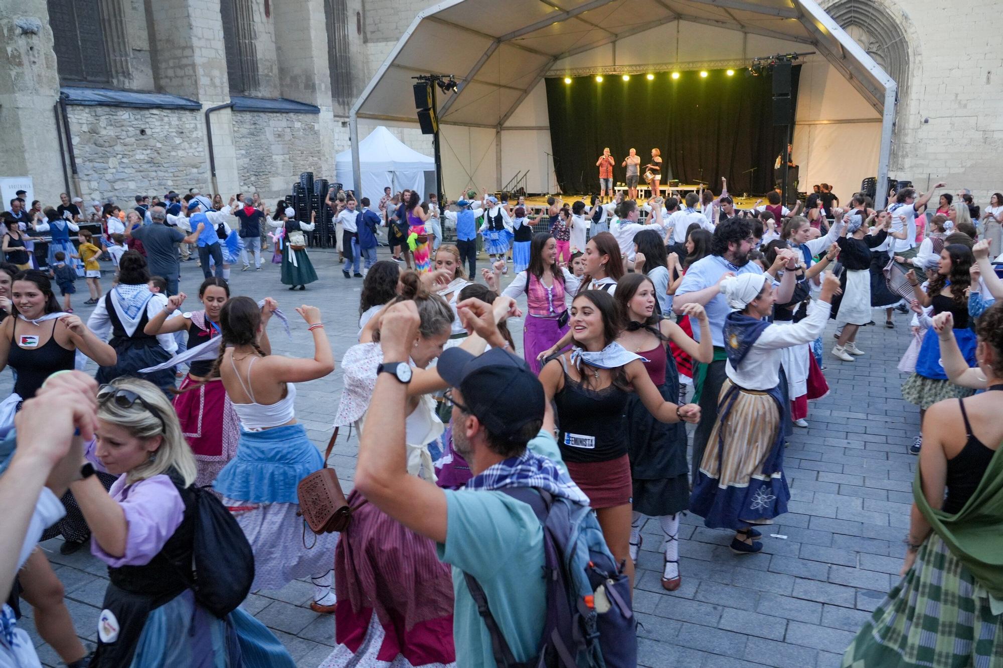 En imágenes: Larrain Dantza y Txulalai en la plaza de Santa María