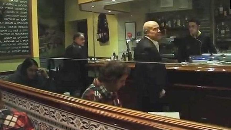 Resines &quot;reparte collejas&quot; para promover el reciclaje en la hostelería