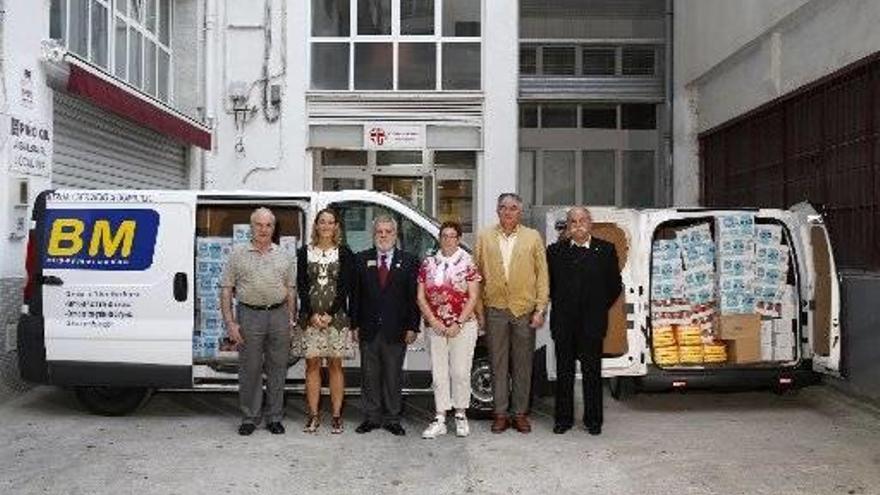 Cáritas recibe 2.800 kilos de comida de manos de BM y el Rotary Club Bidasoa.