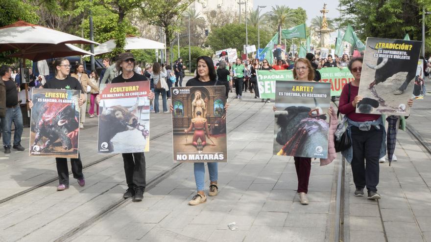 Más de mil personas se manifiestan en Sevilla para reclamar el fin de la tauromaquia