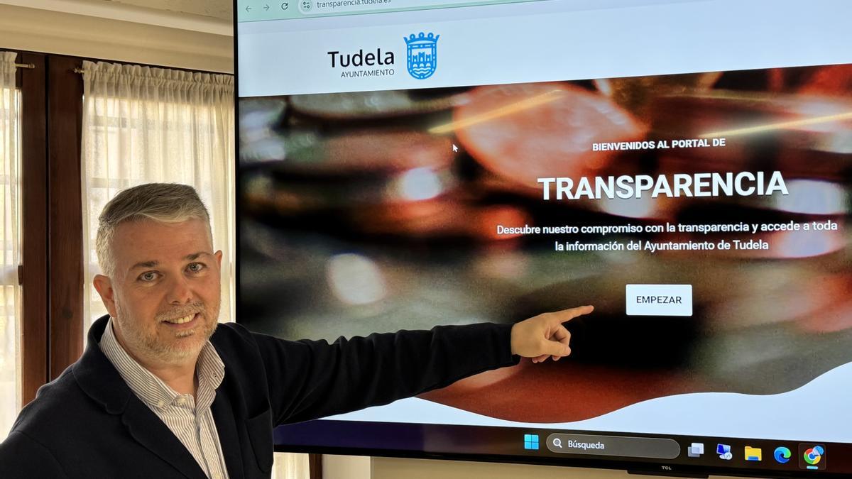 Fernando Ferrer presentando hoy la nueva página web