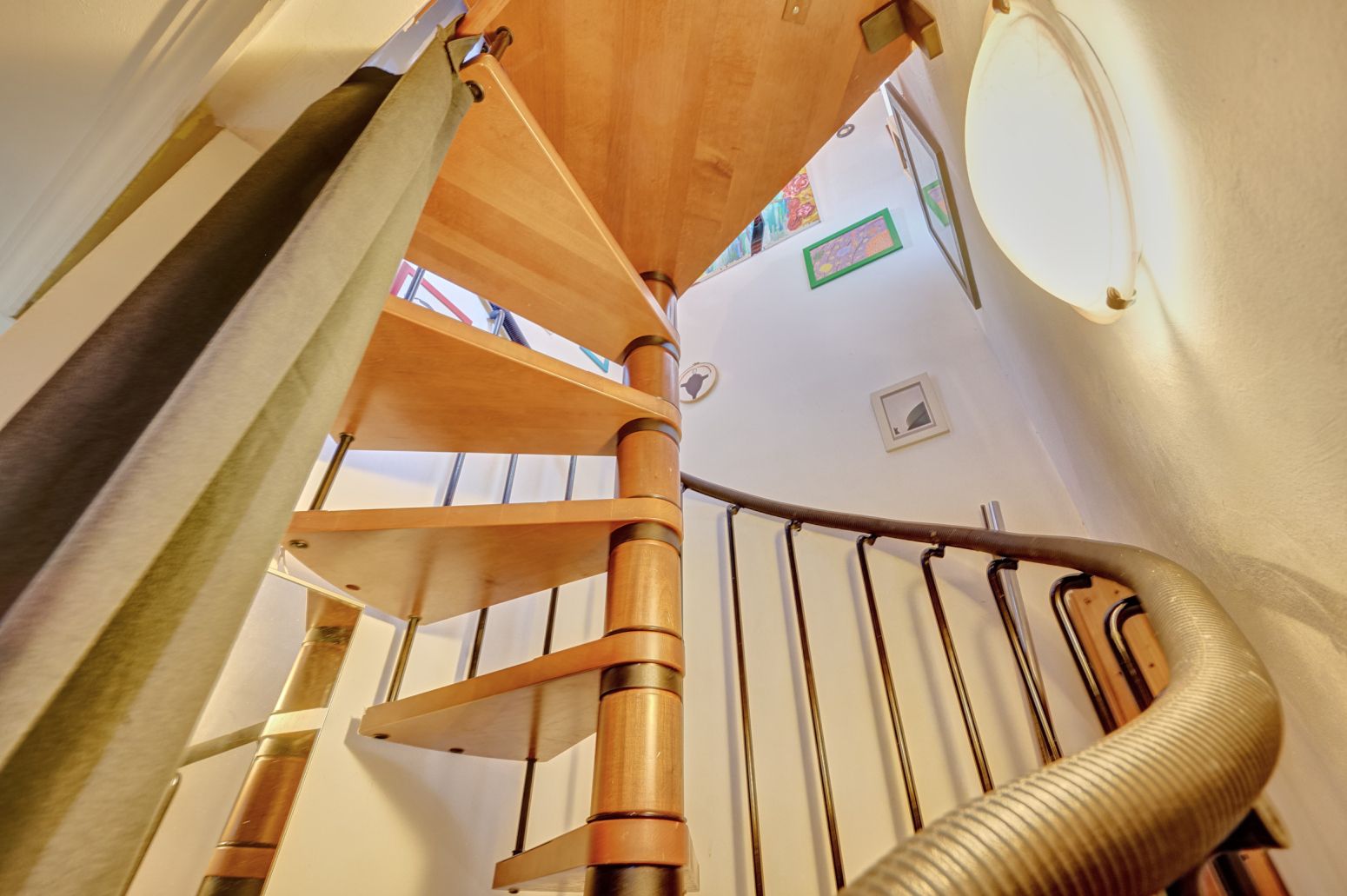 Un ático tríplex con alma en plena calle San Nicolás: vivir el Casco Viejo desde dentro