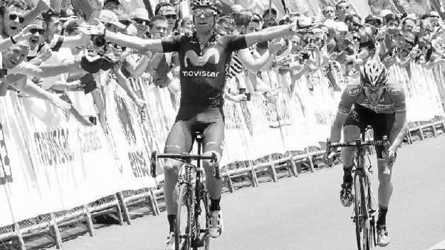 Alejandro Valverde, tras batir en el sprint a Carlos Barbero, del Caja Rural.