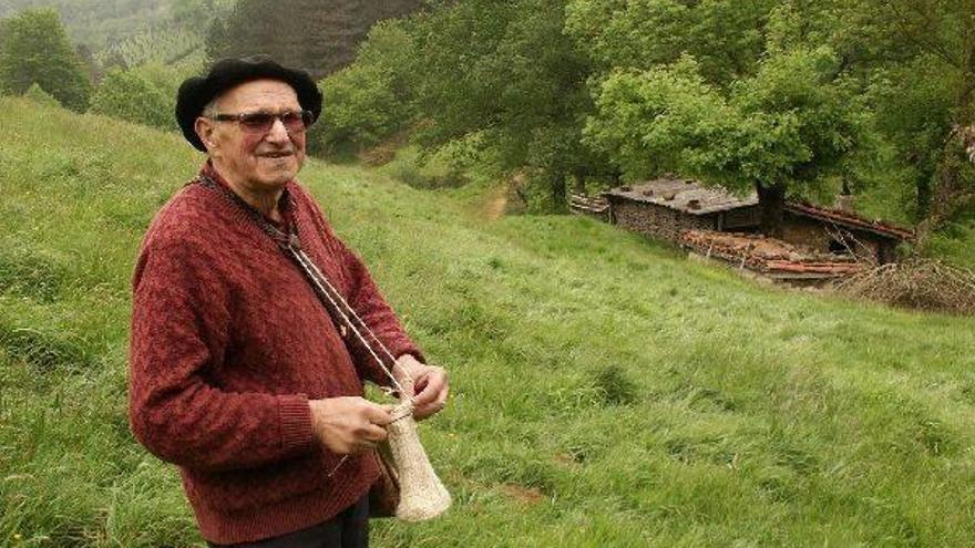 Luix Katarain, bere txabolaren kanpoaldean
