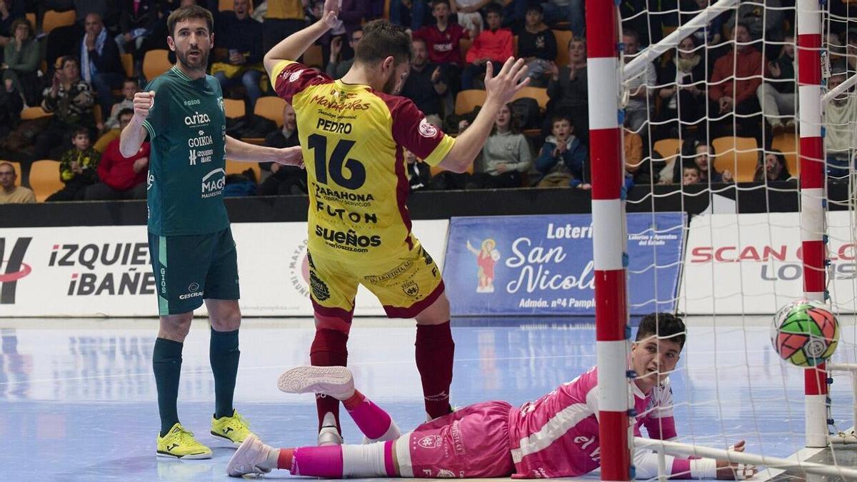 El capitán, Roberto Martil, tras marcar el 2-0 para su equipo.