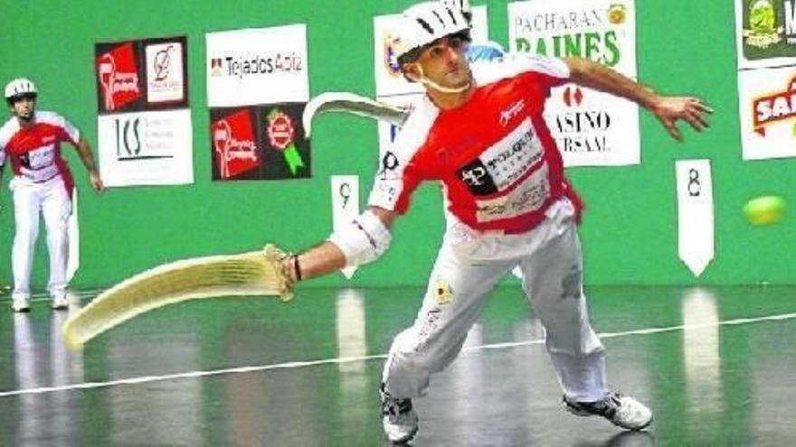 Patxi Zeberio, que esta tarde va a ocupar el puesto de Etxeberria IV, se lanza a por una pelota durante un partido anterior disputado en el frontón Labrit.