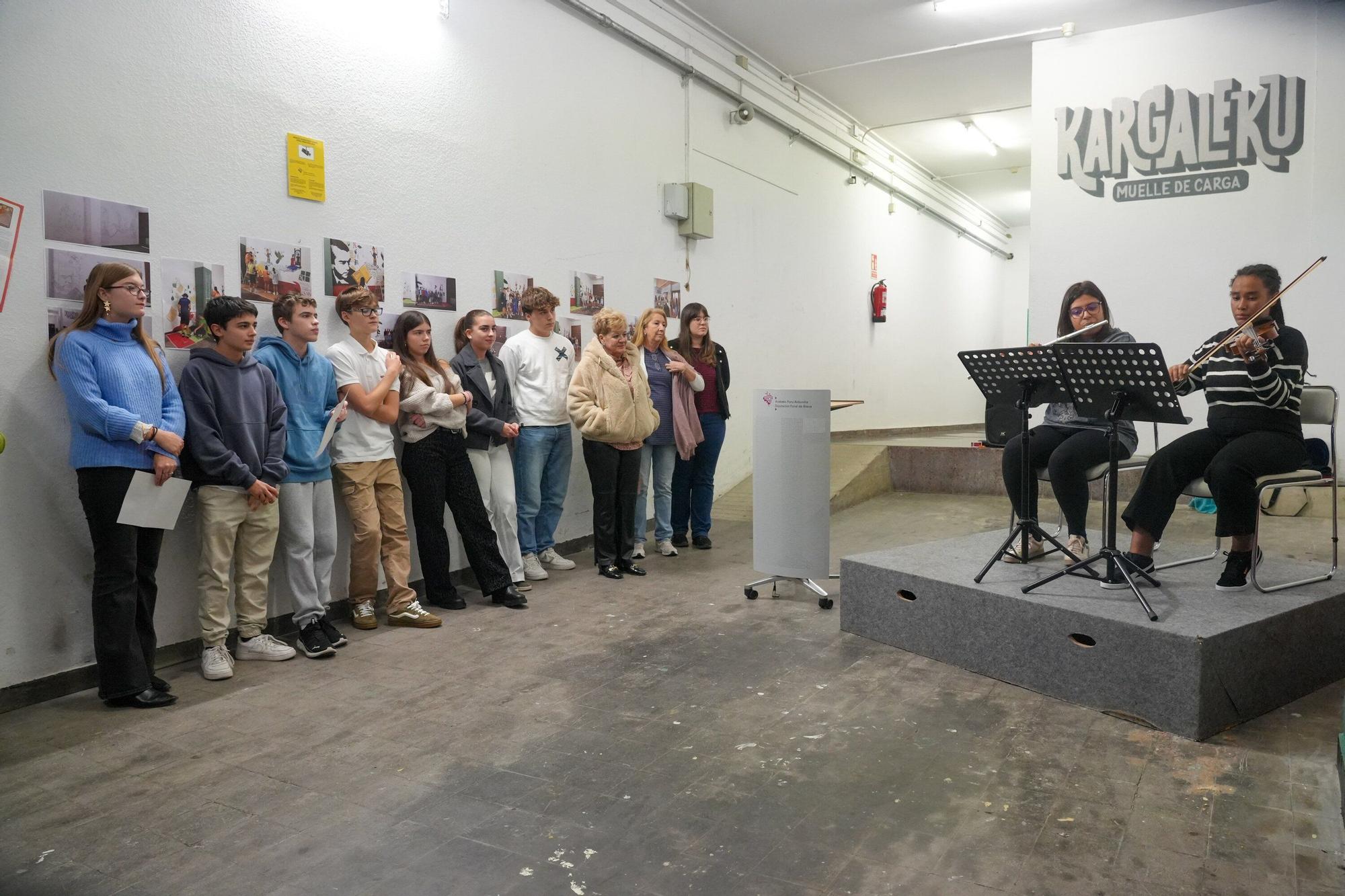 En imágenes: La Casa de Cultura Ignacio Aldecoa luce un nuevo mural