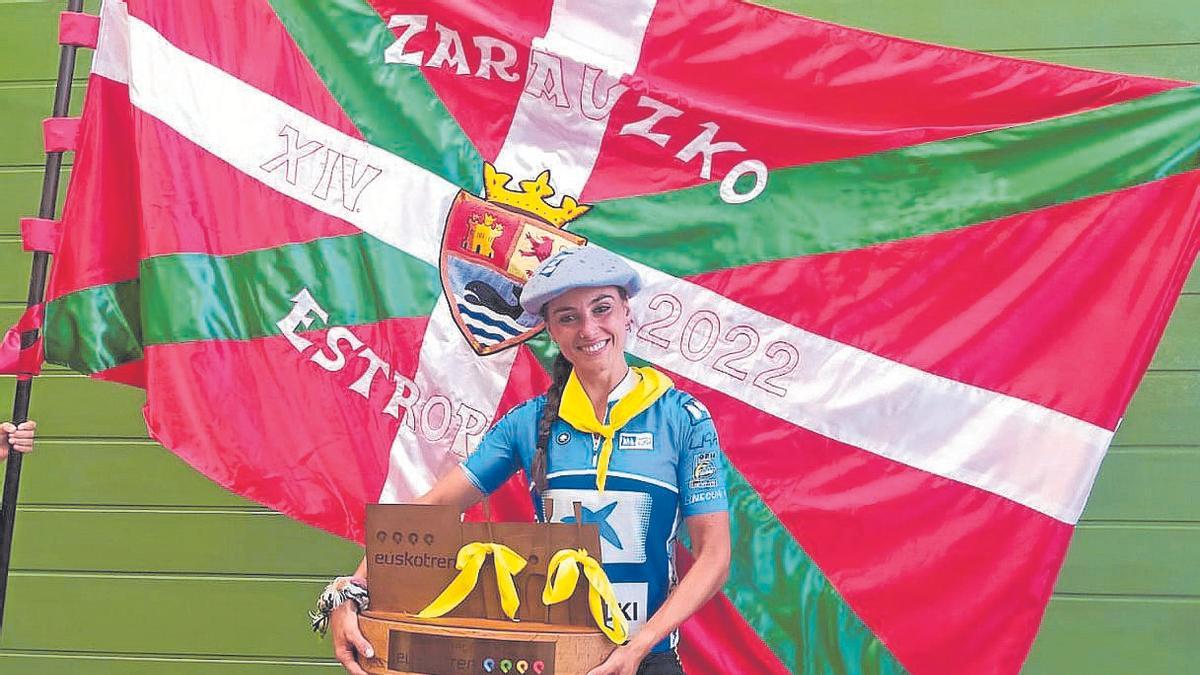 June Aranbarri posa tras conquistar Orio la Ikurriña de Zarautz.  | FOTO: ORIO ARRAUN ELKARTEA