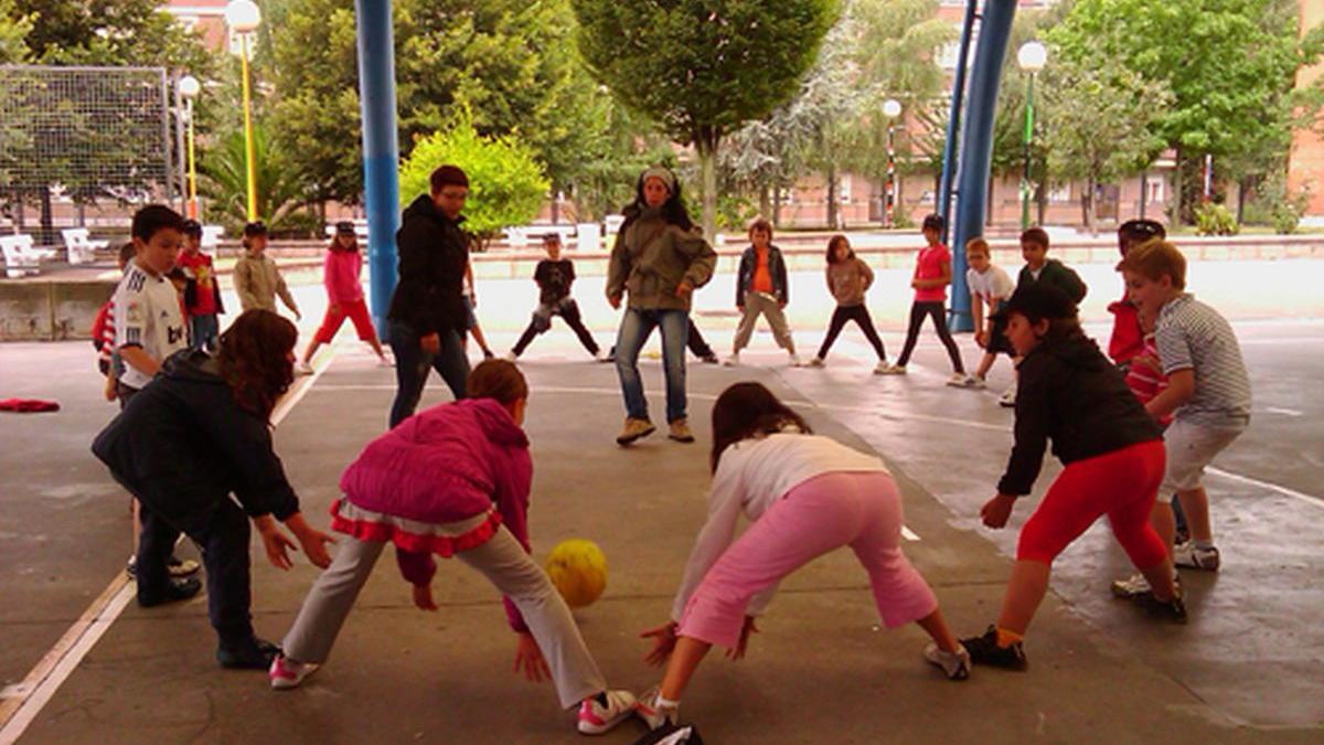 Un grupo de menores jugando en un patio escolar de Bilbao