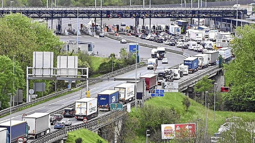 Intervienen 11.760 euros a un conductor en la frontera de Irun