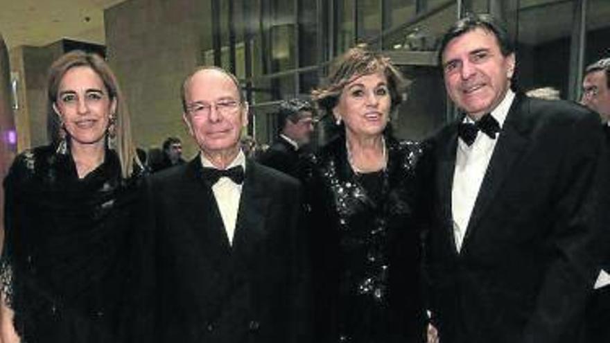 Ibone Bengoetxea, Ibon Areso, Josune Ariztondo y Jon Azua, momentos antes de que comenzara el acto.