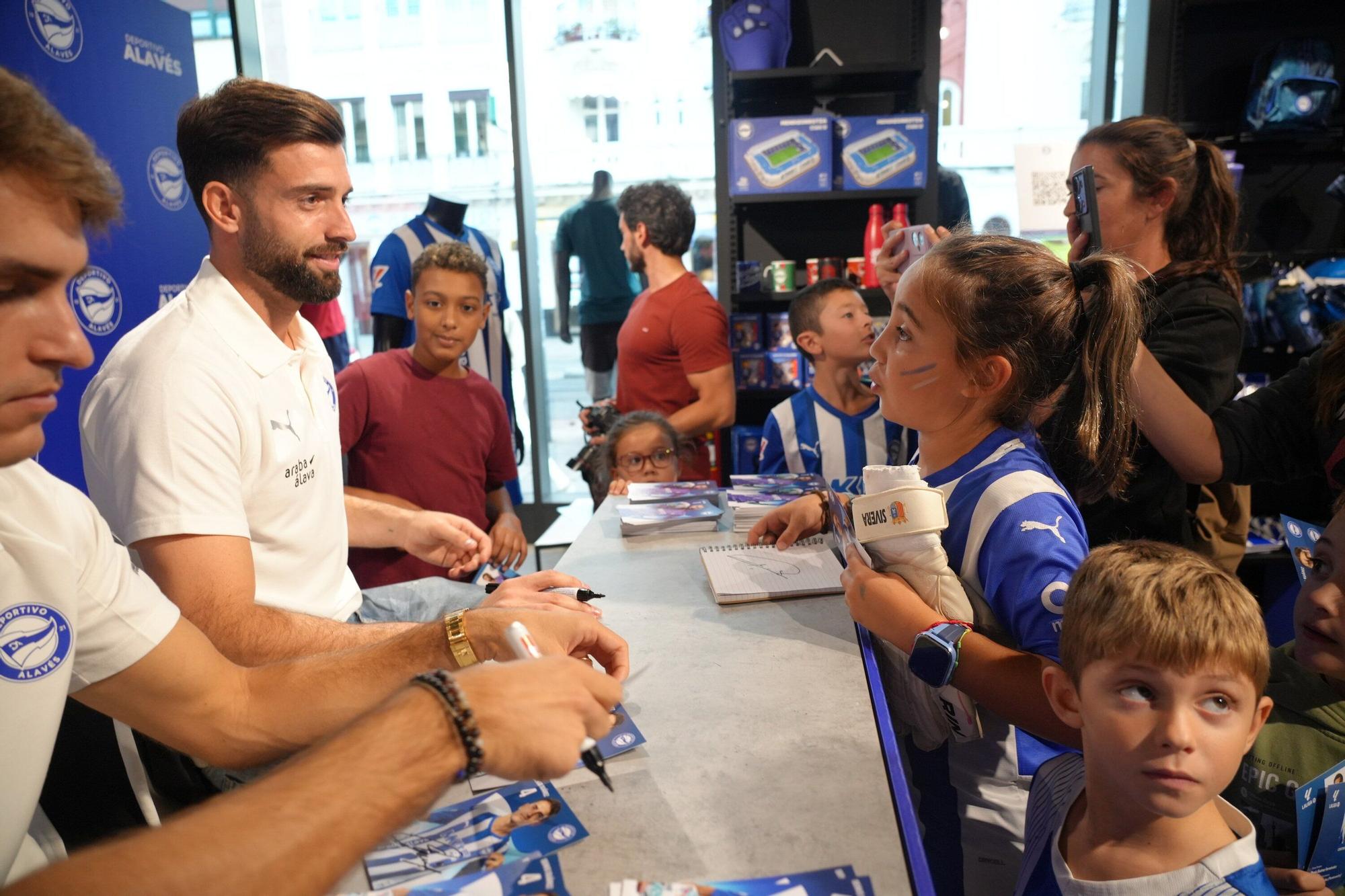 En imágenes: Firma de autógrafos para desbordar Vitoria-Gasteiz de ilusión albiazul