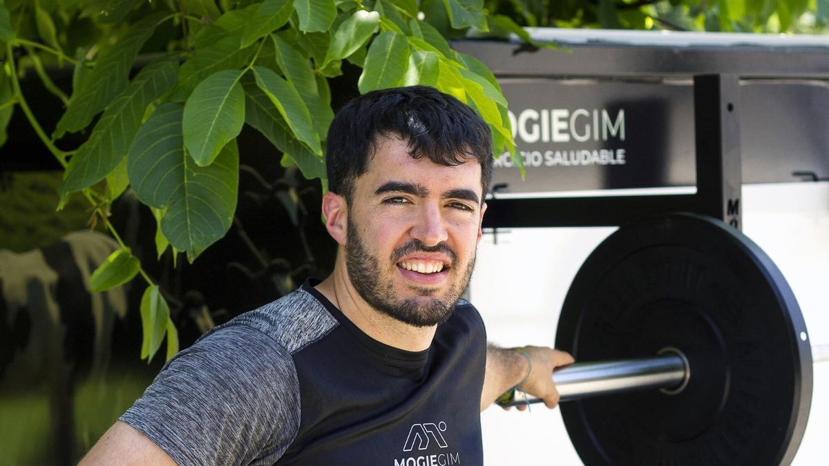 Aritz Carballo estrena el mogiegym, un gimnasio móvil que recorrerá este verano los pueblos del Pirineo.
