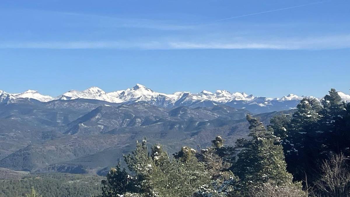 Vista de las cumbres pirenaicas cubiertas de nieve.