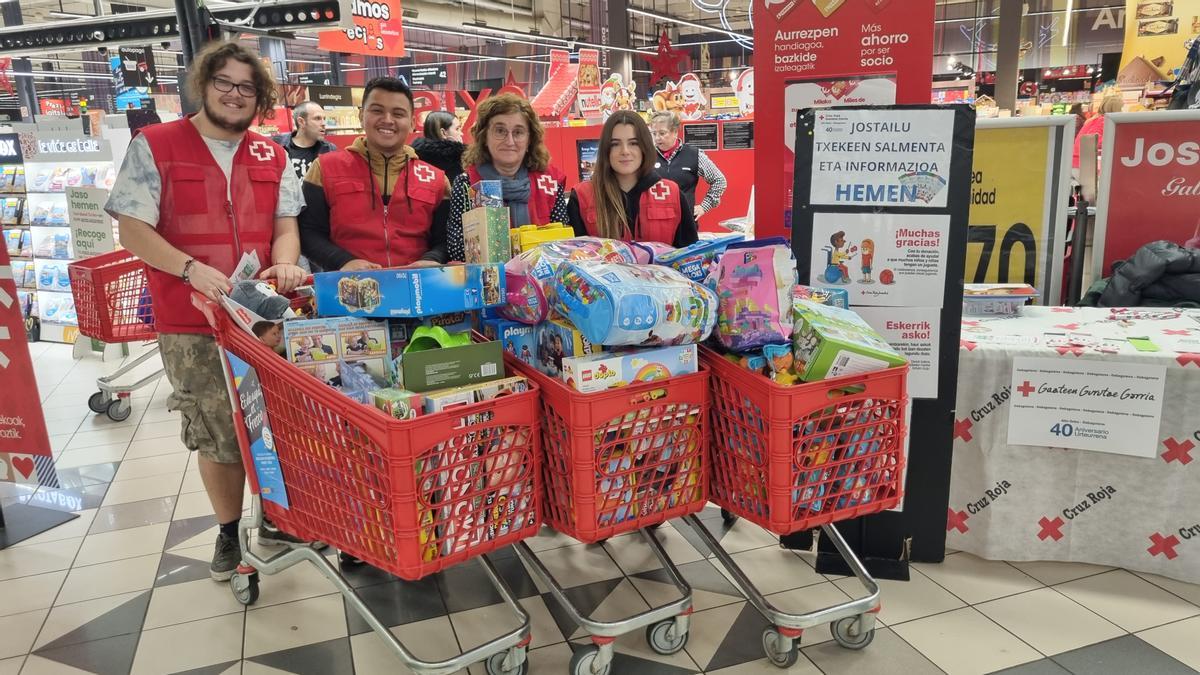Voluntarios y voluntarias en una pasada edición de la recogida de juguetes.