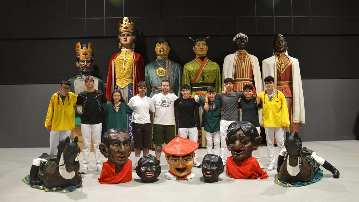 Miembros de la Comparsa, con las figuras.