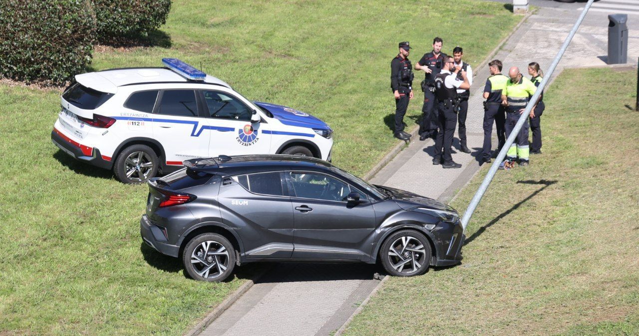Un coche pierde el control y acaba chocando contra una farola entre Donostia y Pasaia