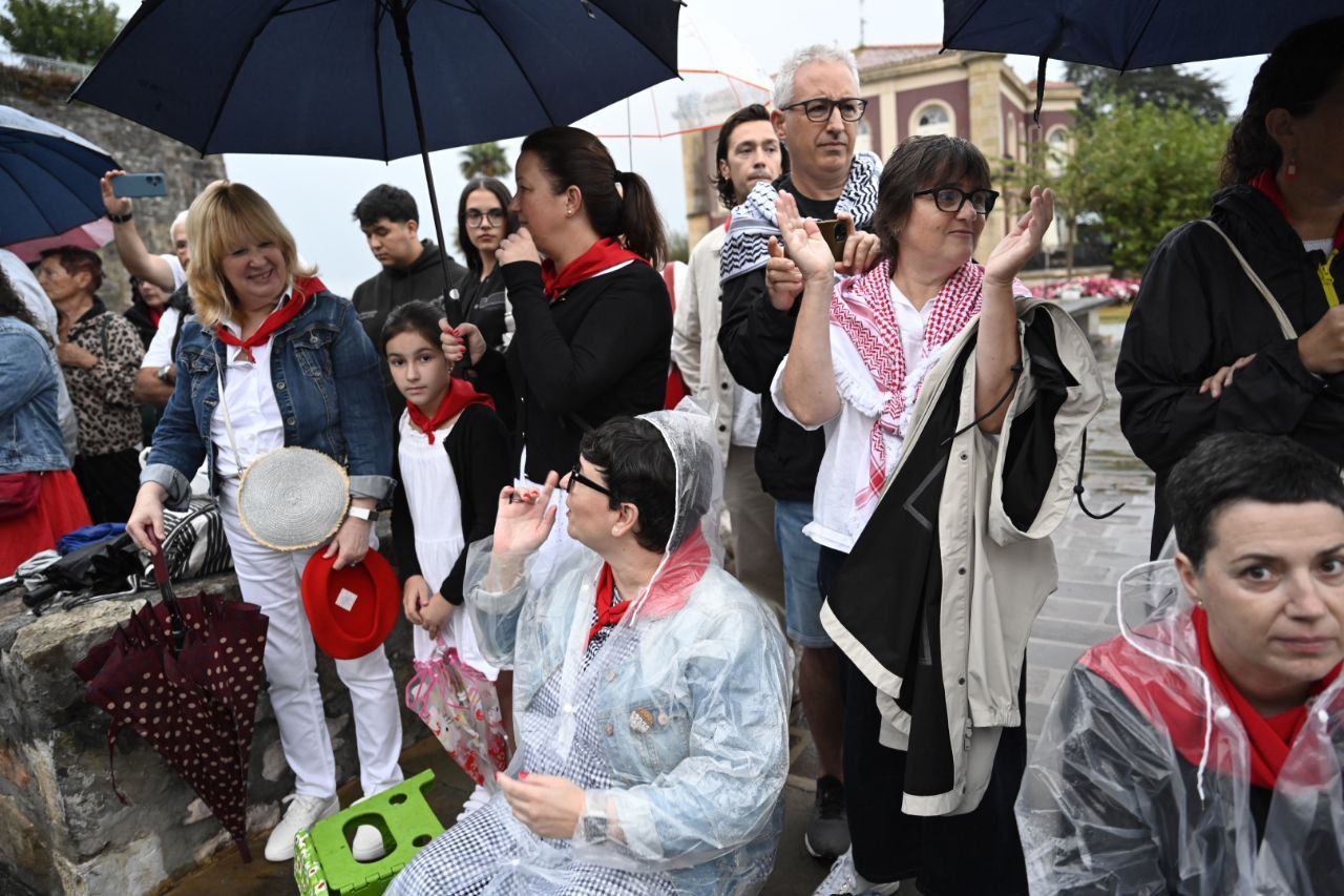La compañía Jaizkibel desfila en Hondarribia