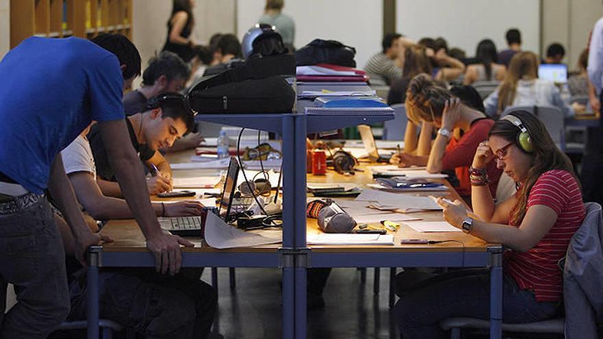 Jóvenes en la biblioteca de la UPNA.