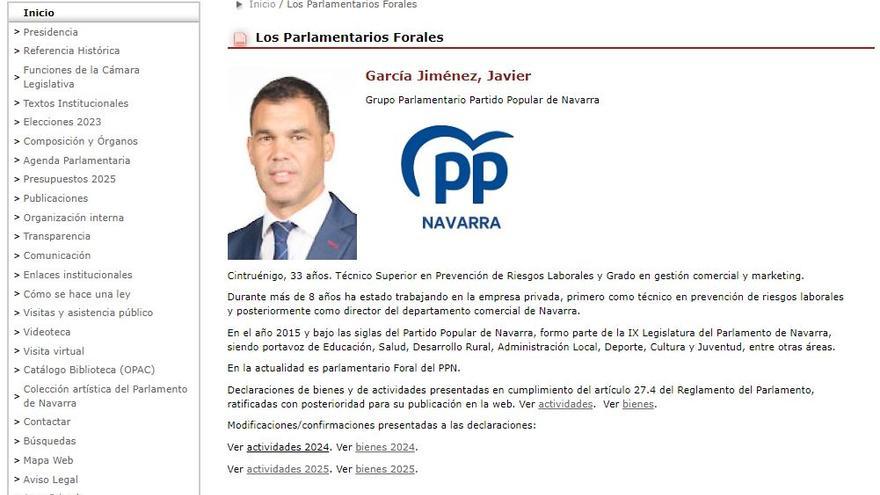 Captura de pantalla realizada la semana pasada del perfil de Javier García en la web del Parlamento. En la primera línea, las titulaciones, antes de la modificación..