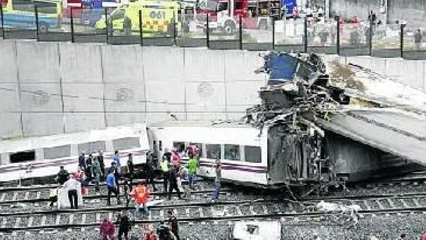 El tren siniestrado, descarrilado y hecho pedazos cuatro kilómetros antes de llegar a la estación de Santiago de Compostela