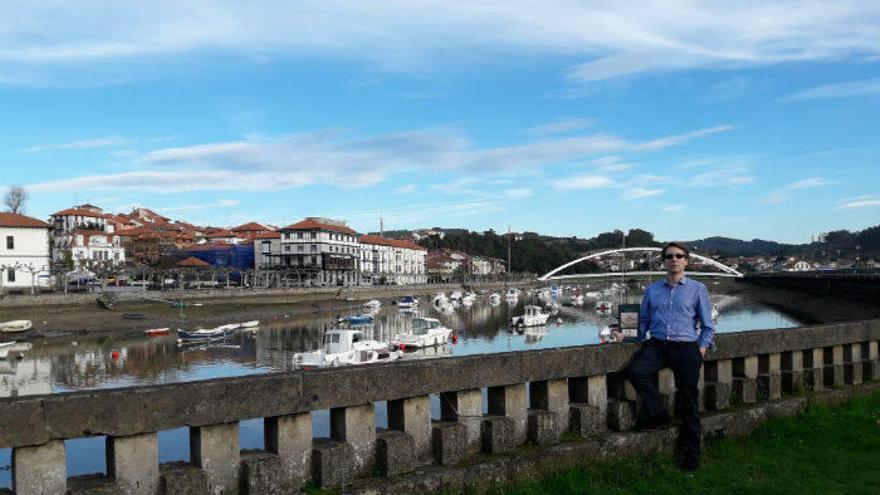 Pablo Amores posa con las vistas a la ría de Plentzia al fondo.