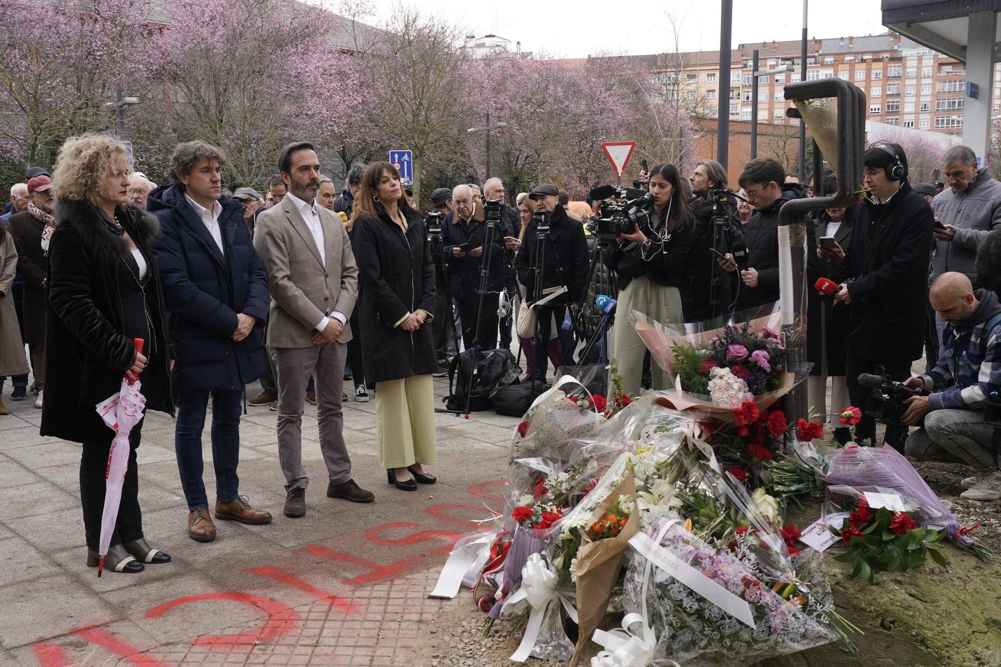 Ofrenda floral en recuerdo a las víctimas del 3 de marzo