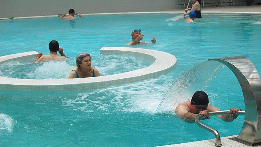 Personas mayores realizan ejercicios en el balneario de Elgorriaga.