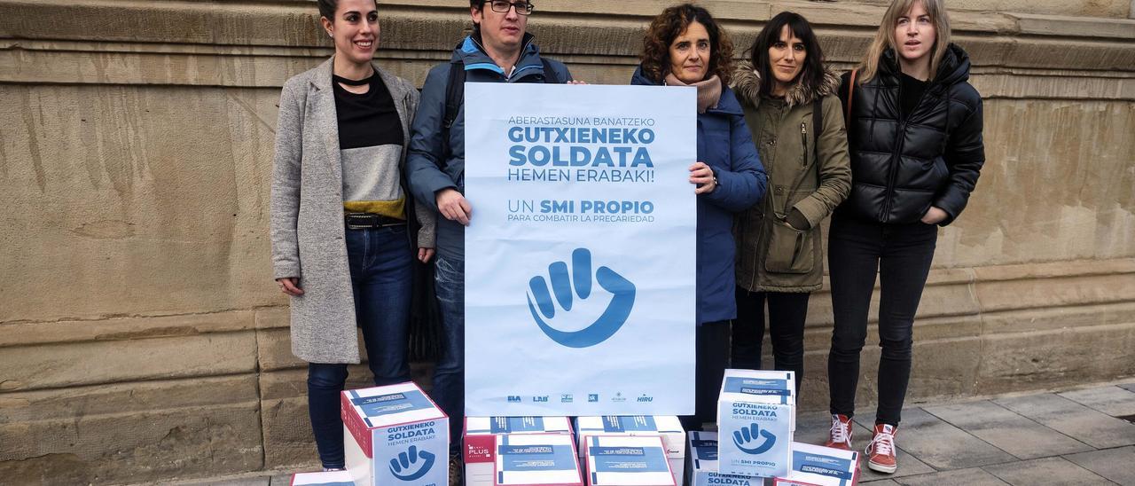 ELA, LAB, ESK, Steilas, Etxalde e Hiru en el Parlamento de Navarra por un SMI propio