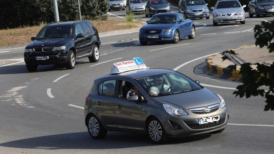 Imagen de un coche de autoescuela.