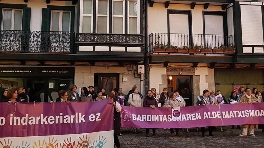 Mundaka llama a movilizarse por el 25N