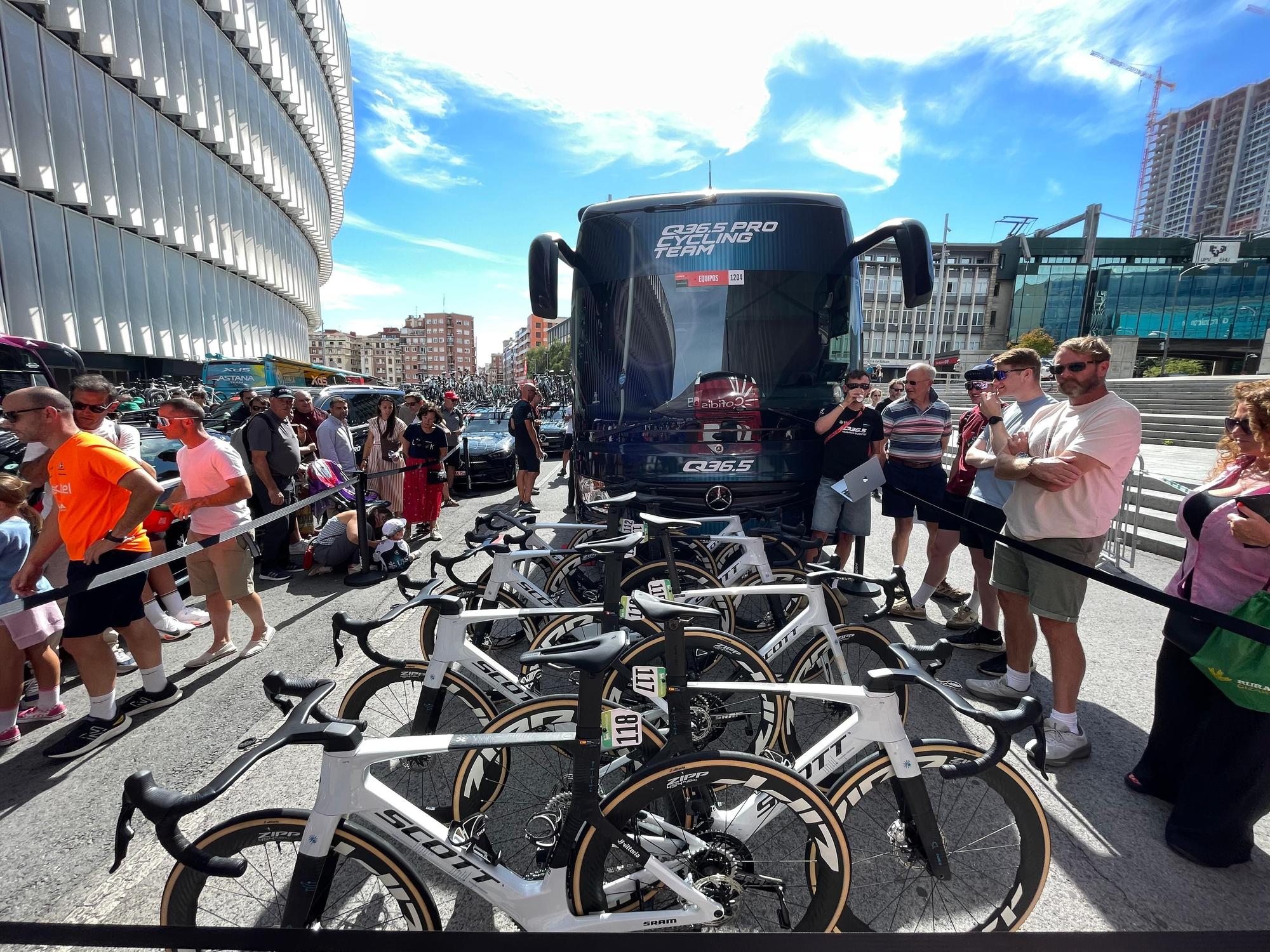 La Vuelta llega a Bizkaia: las imágenes del montaje en Bilbao