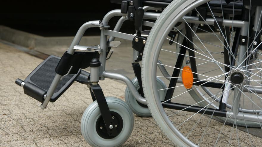 Aprovechan que está empujando a una mujer en silla de ruedas para robarle el móvil