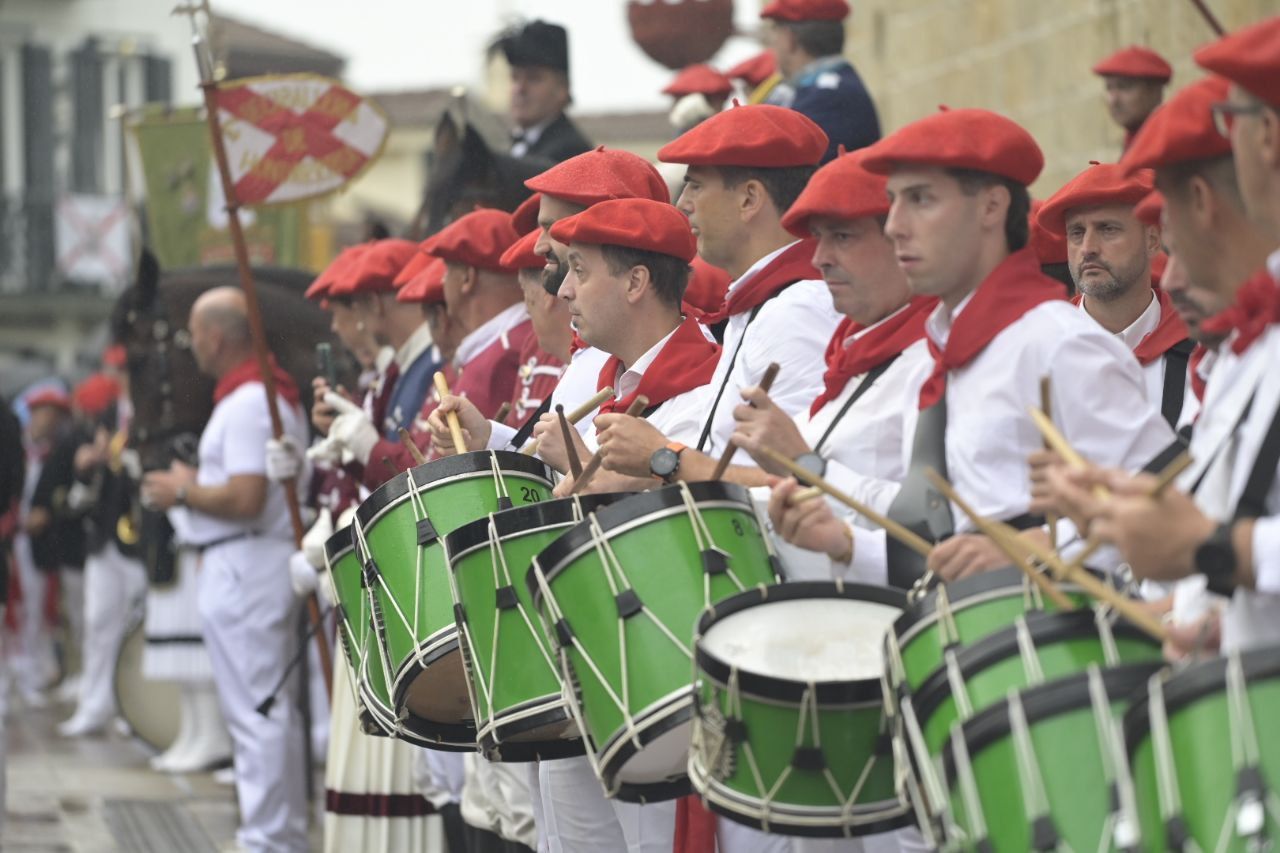 El Alarde desfila por las calles de Hondarribia