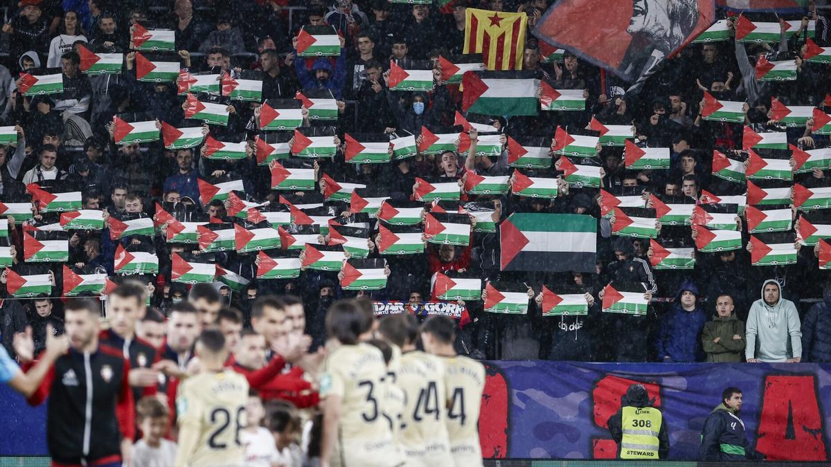 Banderas de apoyo a Palestina en El Sadar.