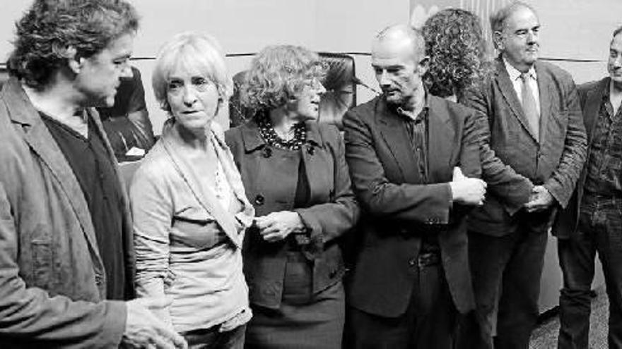 Los siete miembros de la comisión evaluadora del Parlamento Vasco.