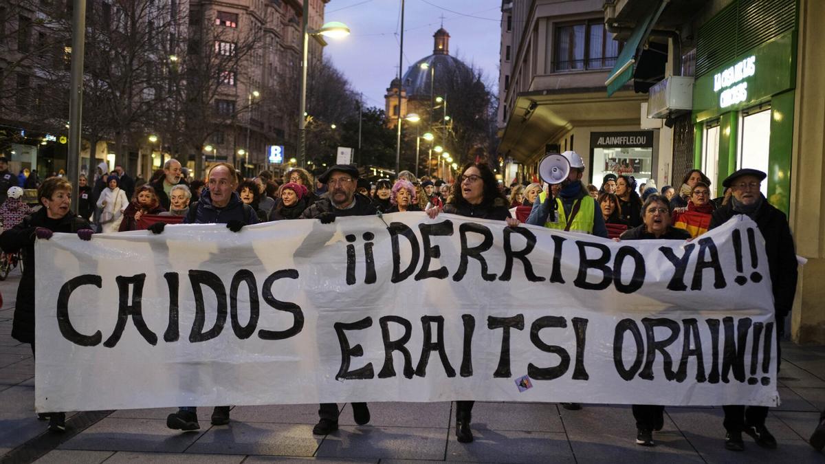 Manifestación convocada por las asociaciones memorialistas contra el acuerdo de resignificación y a favor del derribo.